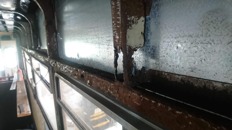vom Rost zerfressen